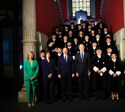 Su Majestad el Rey y autoridades junto a los rectores de la CRUE