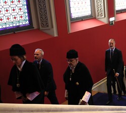Su Majestad el Rey se dirije al salón de actos junto al cortejo académico