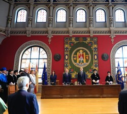 Su Majestad el Rey en la mesa presidencial durante la interpretación de "Veni creator spiritus"