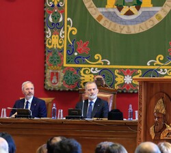 Don Felipe en la mesa presidencial durante la intervención del rector magnífico de la Universidad de Zaragoza, José Antonio Mayoral