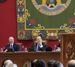 Su Majestad el Rey durante la intervención de la presidenta de la CRUE