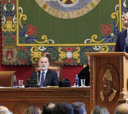 Su Majestad el Rey durante la intervención del presidente de Aragón, Jorge Azcón