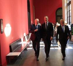Su Majestad el Rey junto a las autoridades se dirige a la exposición con motivo del 550 aniversario de la Universidad de Zaragoza