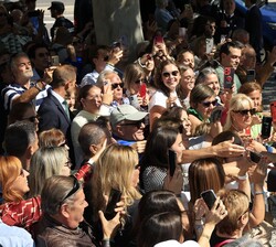 A su salida, Su Majestad el Rey recibe el saludo del público congregado en los alrededores