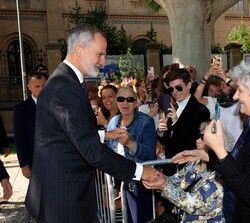 El público aprovecha la visita de Su Majestad el Rey para saludarlo