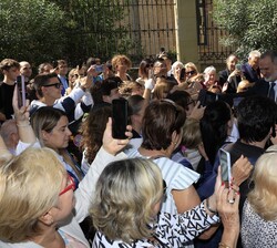 Don Felipe recibe el saludo del público a su salida de la Universidad de Zaragoza