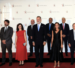 Sus Majestades los Reyes acompañados por las autoridades y personalidades que asistieron a la inauguración