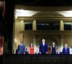 Sus Majestades los Reyes en el Palco Real, acompañados por las autoridades y personalidades, durante la interpretación del Himno Nacional