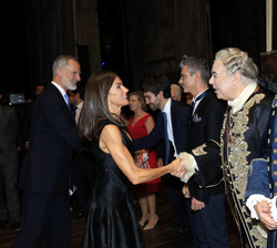 Su Majestad la Reina recibe el saludo del reparto de la obra