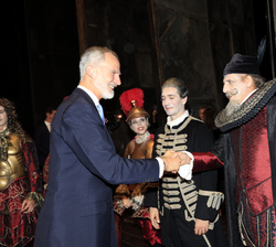 Su Majestad el Rey recibe el saludo del reparto de la obra