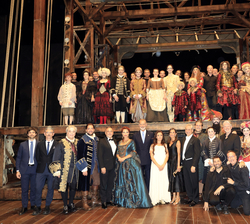 Fotografía de grupo de Sus Majestades los Reyes con el equipo artístico y reparto de la obra
