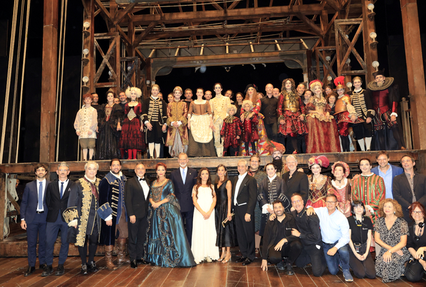 Fotografía de grupo de Sus Majestades los Reyes con el equipo artístico y reparto de la obra
