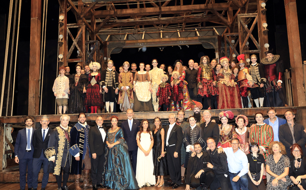 Fotografía de grupo de Sus Majestades los Reyes con el equipo artístico y reparto de la obra