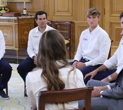 Don Felipe durante la audiencia al equipo español de SailGP