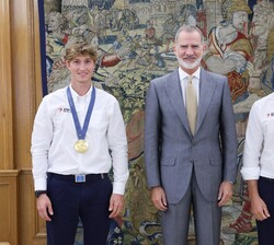 Don Felipe con los medallistas en los Juegos Olímpicos de París 2024, Diego  Botin Sanz de Sautuola Le Chever y Florian Johannes Trittel Paul
