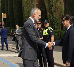 Llegada de Su Majestad el Rey al Teatro Museo Dalí de Figueres, recibido por el presidente de la Generalitat de Catalunya, Salvador Illa, y autoridade