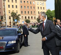 Don Felipe corresponde al saludo de los vecinos a su llegada al Museo Dalí