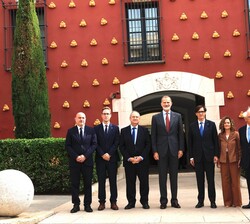 El Rey y autoridades frente al Museo Dalí