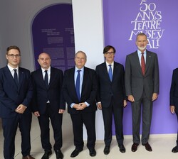 Don Felipe ante el cartel conmemorativo del 50 aniversario de la apertura del museo daliniano y autoridades