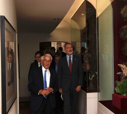 Recorrido del Rey por la exposición del 50º aniversario del Museo Dalí
