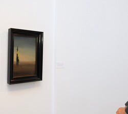 Don Felipe contempla una de las obras de Dalí