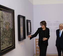 Don Felipe durante su visita recibe explicaciones de la exposición