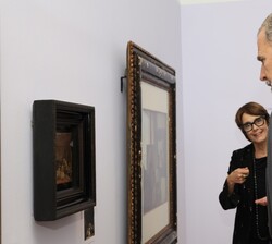 Recorrido del Rey por la exposición del 50º aniversario del Museo Dalí