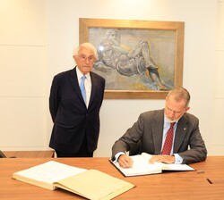 Don Felipe firma en el libro de honor del Museo Dalí