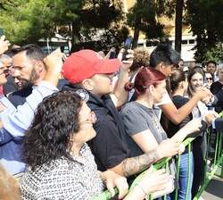 Don Felipe recibe el cariño de los vecinos de Figueres