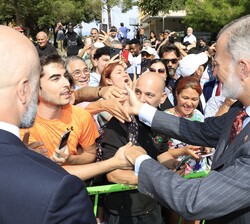 Don Felipe con los vecinos de Figueres