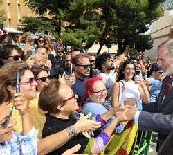 Don Felipe con los vecinos