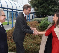 A su llegada, Su Majestad la Reina es recibida por el presidente de la Fundación Italiana para la Investigación en Cáncer (AIRC), Andrea Sironi