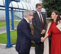 Su Majestad la Reina recibe el saludo del presidente de la Asociación Española Contra el Cáncer (AECC), Ramón Reyes