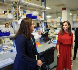 Doña Letizia durante su recorrido por los laboratorios