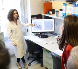 Durante la visita a los laboratorios, Doña Letizia recibe explicaciones sobre los trabajos que se están realizando