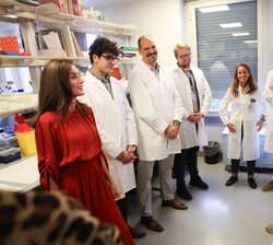 Doña Letizia conversa con los investigadores durante su recorrido por los laboratorios