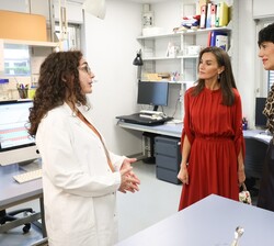 Doña Letizia y la ministra de Inclusión, Seguridad Social y Migraciones, Elma Sáiz; durante el recorrido por los laboratorios