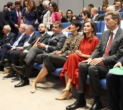 Su Majestad la Reina junto a las autoridades en primera fila de la sala de conferencias