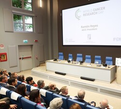 Su Majestad la Reina durante la intervención del presidente de la AECC