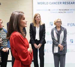Su Majestad la Reina durante el encuentro con los investigadores españoles