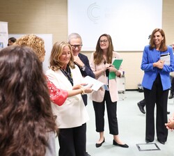 Su Majestad la Reina junto a los investigadores españoles durante su encuentro