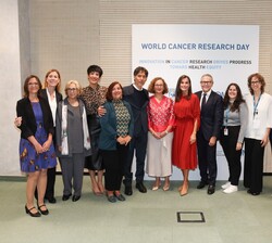 Su Majestad la Reina junto a los investigadores españoles