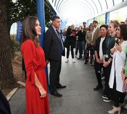 A su salida de la sala de conferencias, Su Majestad la Reina recibe el saludo de los asistentes al acto