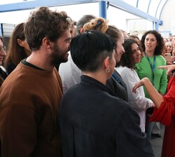Doña Letizia conversa con los asistentes al acto
