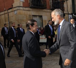Su Majestad el Rey recibe el saludo del presidente de la Junta de Castilla y León, Alfonso Fernández Mañueco