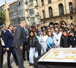 Don Felipe saluda a unos escolares a su llegada a la Plaza Mayor de Soria