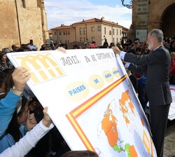Don Felipe firma un mural elaborado por escolares sobre los países de habla hispana