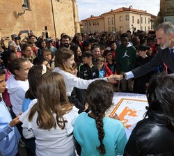 Su Majestad el Rey con los escolares que le recibieron a su llegada a la Plaza Mayor de Soria