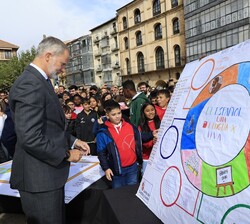 Su Majestad el Rey contempla el mural "El español, una lengua viva"
