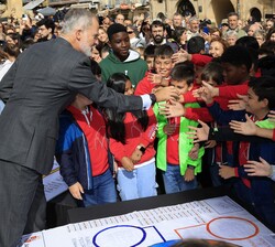 Los escolares congregados en la Plaza Mayor de Soria muestran su cariño a Su Majestad el Rey